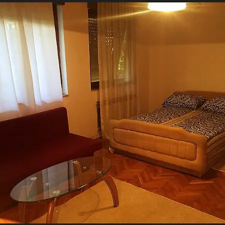 Peaceful Two Bedroom Apartman *